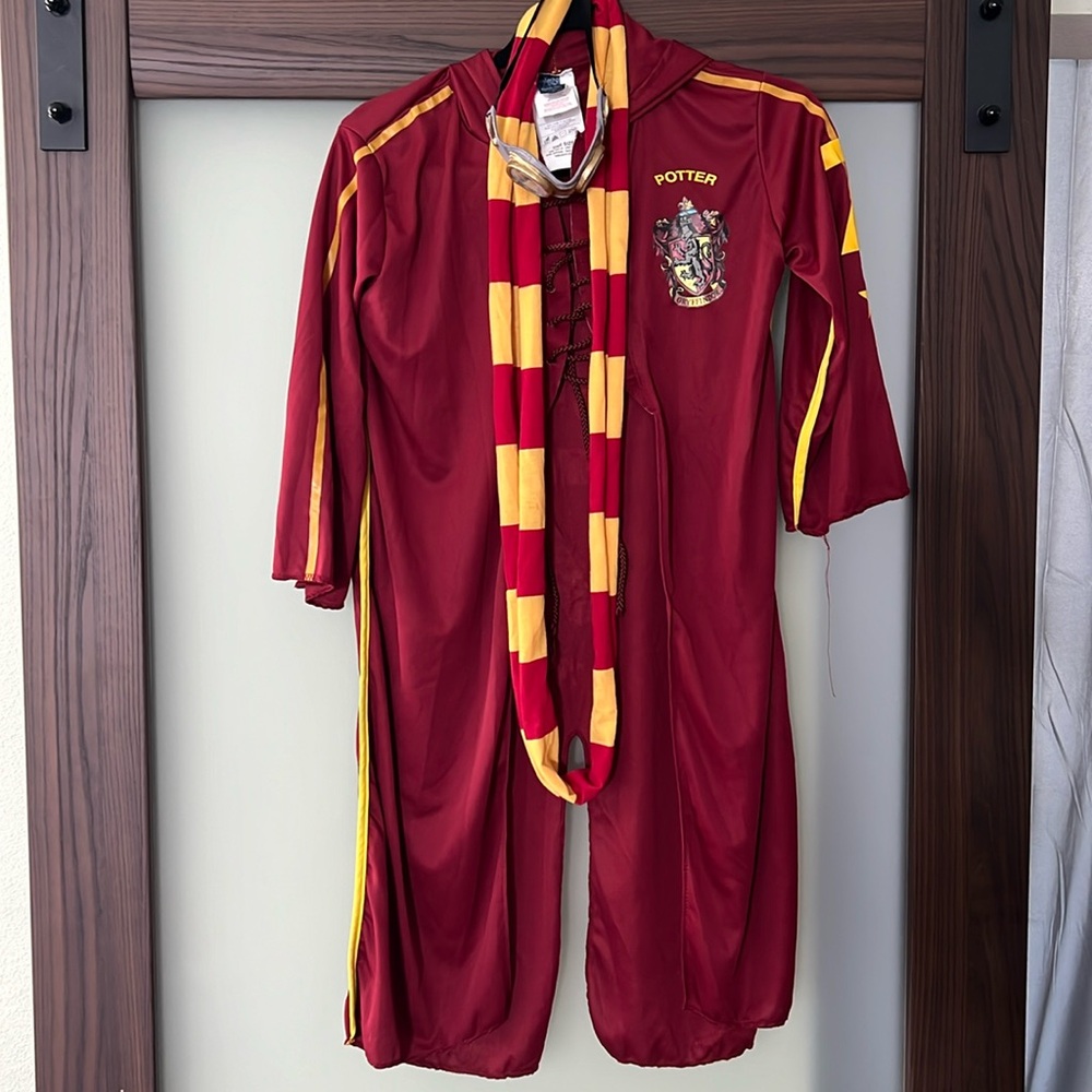 Harry Potter Quidditch kids costume. One size fits all includes scarf & goggles